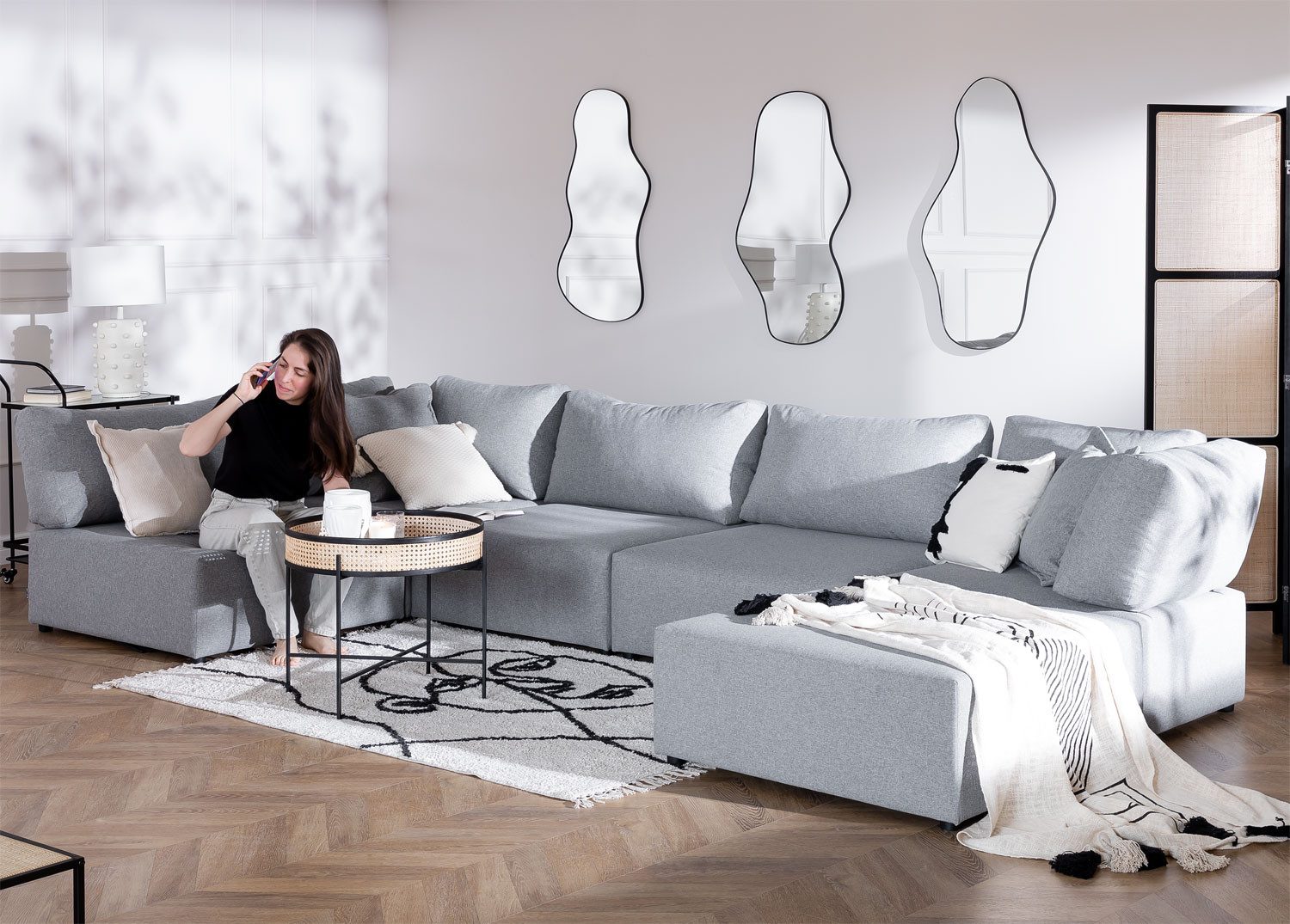Claves para decorar con un sofá modular rinconera gris