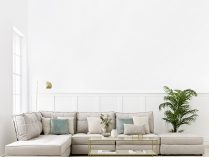 Cómo decorar un salón con un sofá rinconera blanco