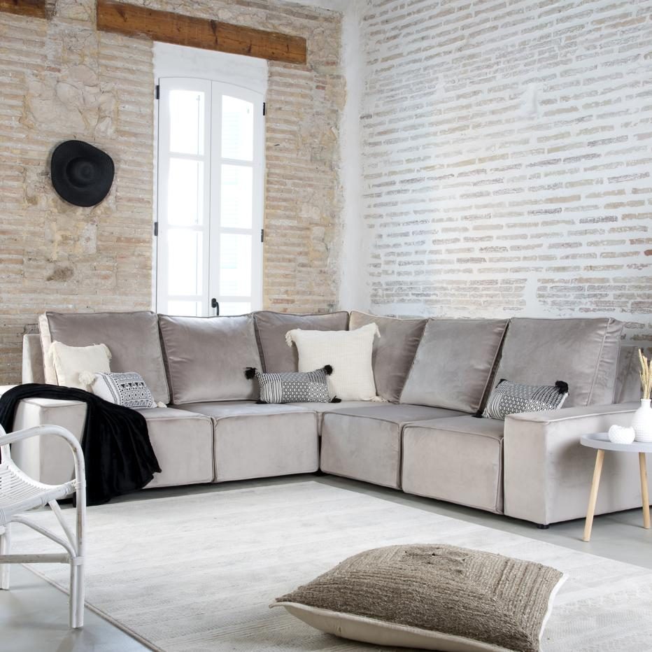 Ideas para decorar un salón con un sofá rinconera oscuro