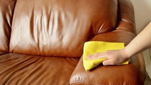 ¿Cómo limpiar correctamente sofás de piel?